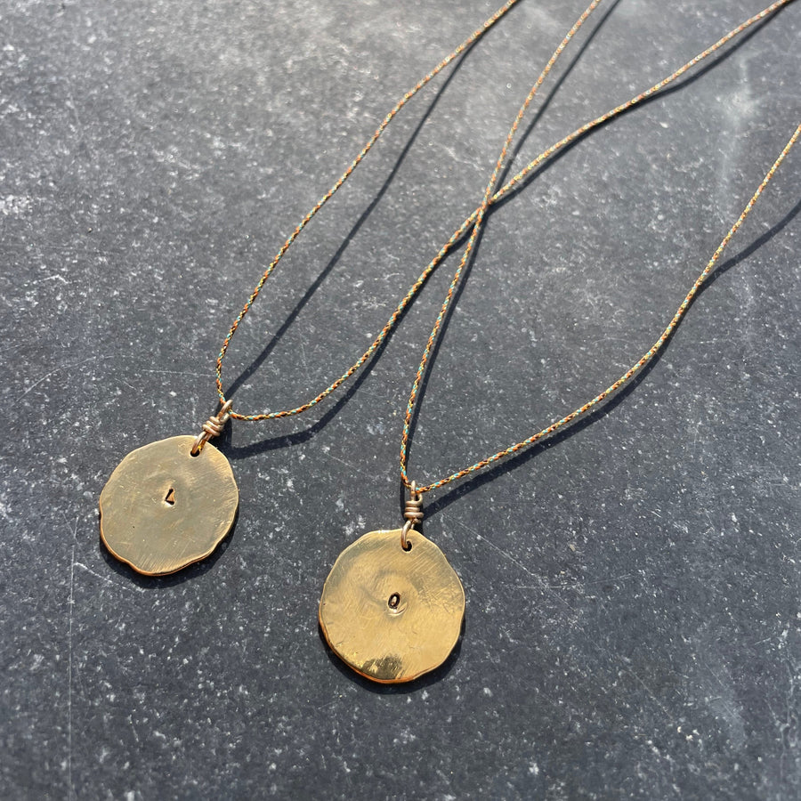 Médaille lettre /om (symbole sonore de l’absolu)