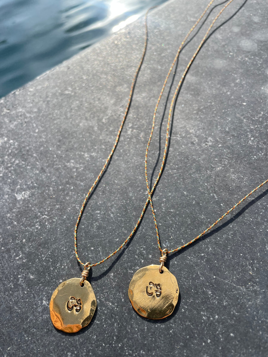 Médaille lettre /om (symbole sonore de l’absolu)